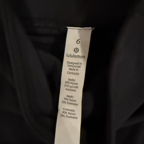 Lululemon Mesh Panel Black Capri Leggings, Size 6 - Picture 4 of 5